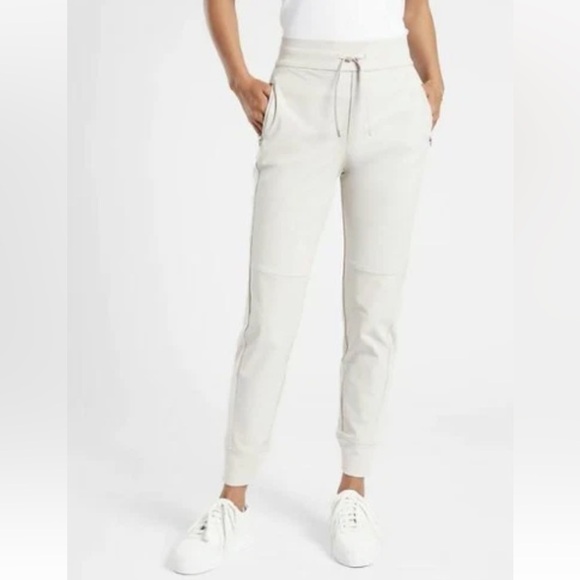 Athleta Headlands Hybrid Trek Jogger in Birch Gray Women’s Size 2/P - Picture 14 of 15